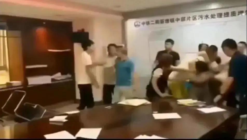 中鐵二局閥門投標現場，報最低價者被“群揍”…咋回事？-